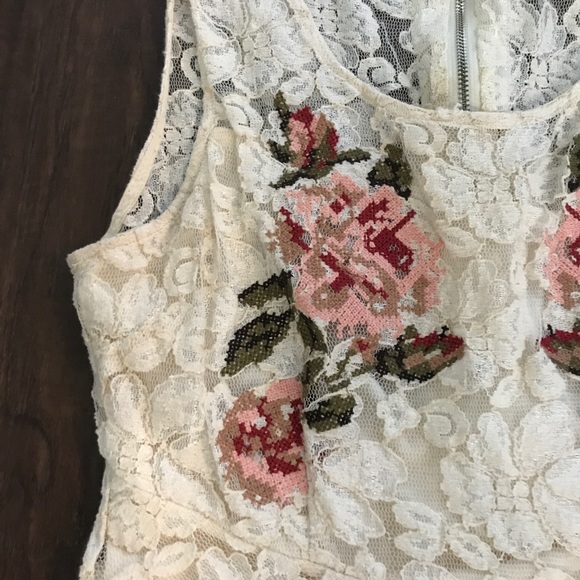 PEACH | White Lace Embroidered Dress | Size M - Picture 4 of 6